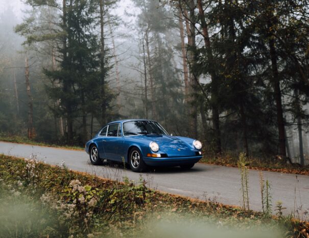 stuart-garage-DkLmiGmPx2w-unsplash